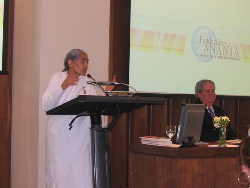 Jayanti Kirpalani en II Contigo somos + Paz: «Un mundo en paz no empezará en los gobiernos ni en las naciones sino en mí»